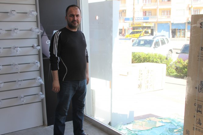 Kurbanlık keçi mağazanın camını kırdı