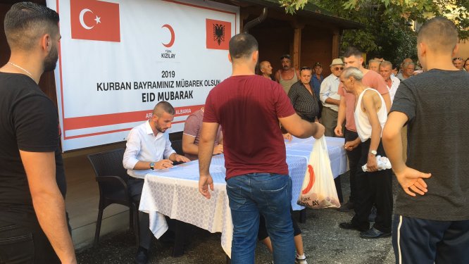 Türk Kızılaydan Arnavutluk'ta kurban bağışı