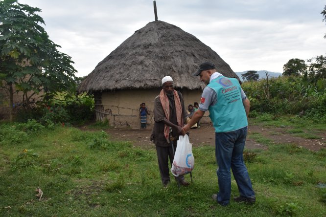 Cansuyu Etiyopya'da kurban eti dağıttı
