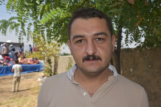 Kurban etini köy meydanında bölüşüyorlar