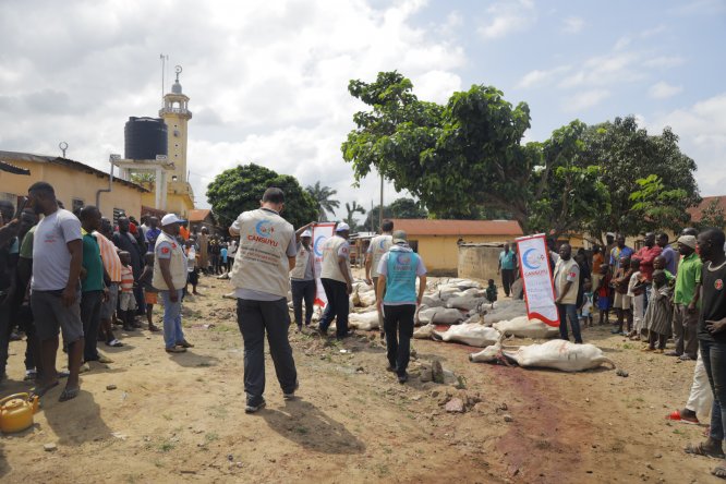 Cansuyu Derneği Togo'da kurban eti dağıttı