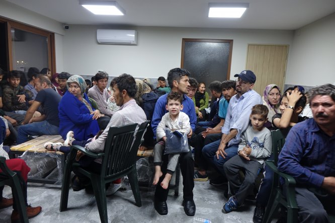 Çanakkale açıklarında 135 düzensiz göçmen yakalandı