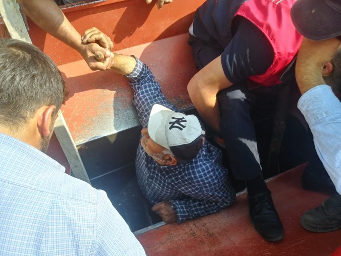 Sivas'ta patoza ayağı sıkışan çiftçiyi itfaiye kurtardı