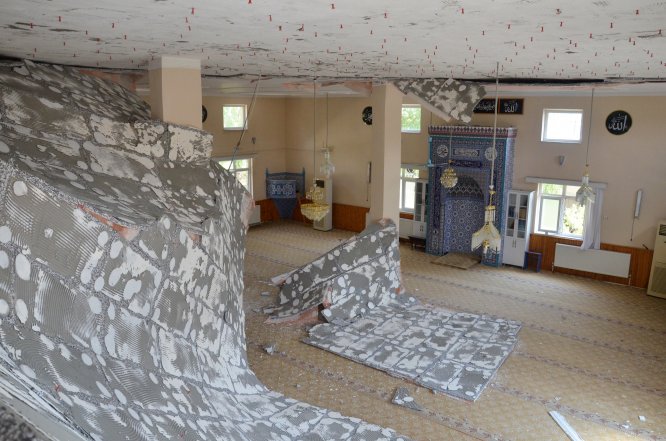 Namazda caminin tavanı çökünce "deprem" sandılar