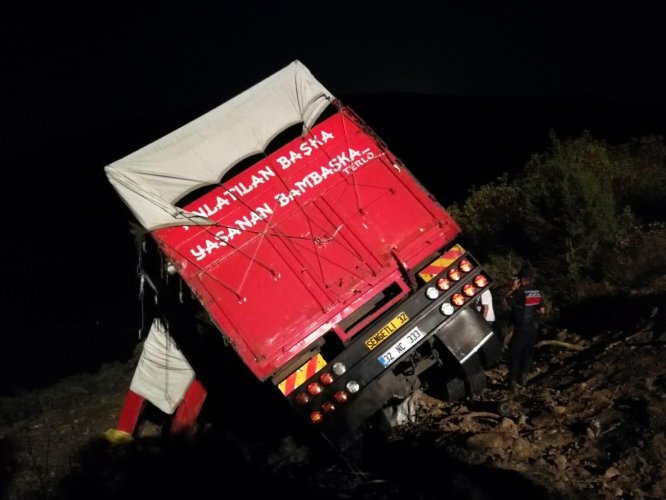 Bursa'da kamyon şarampole devrildi: 1 ölü