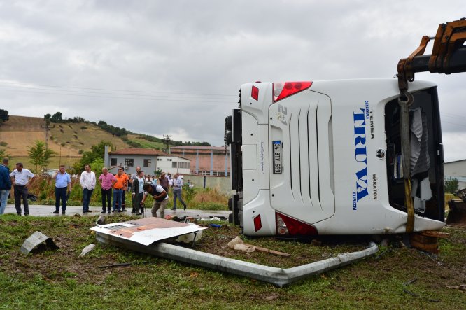 GÜNCELLEME 2 - Çanakkale'de yolcu otobüsü devrildi: 1 ölü, 28 yaralı