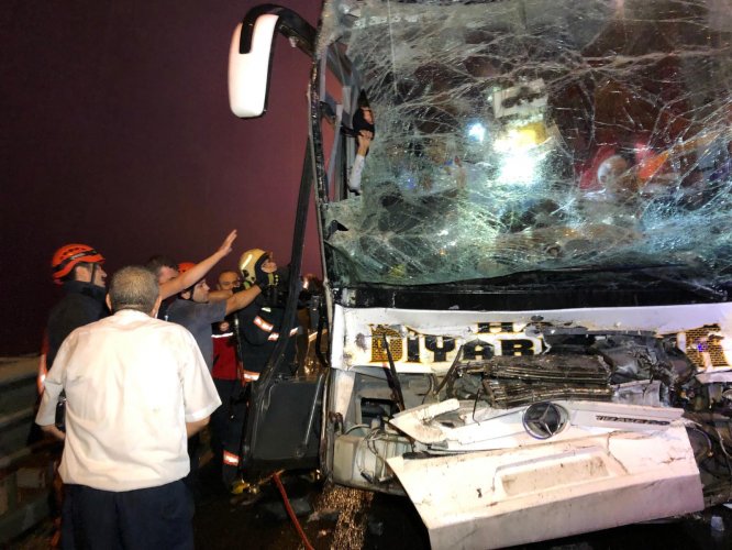 GÜNCELLEME - Anadolu Otoyolu'nda yolcu otobüsü ile tır çarpıştı
