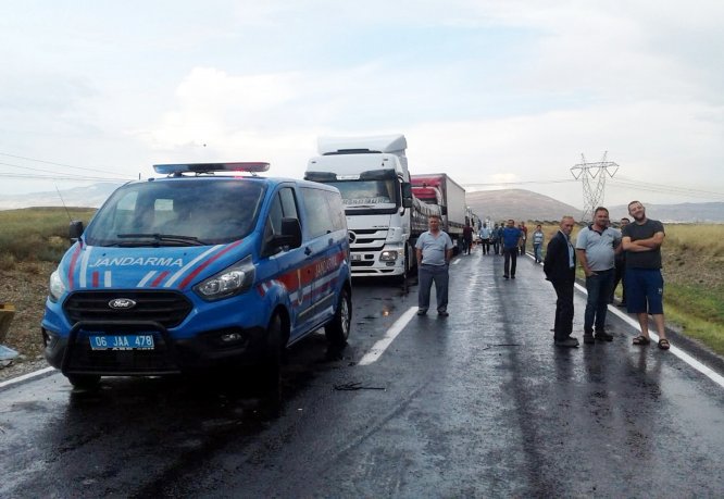 Kayganlaşan yolda kayan tır ulaşımı aksattı