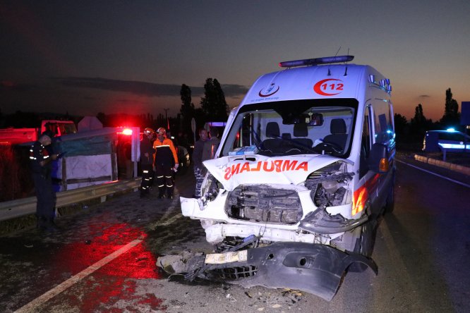 GÜNCELLEME - Kütahya'da zincirleme trafik kazası: 3 ölü, 4 yaralı