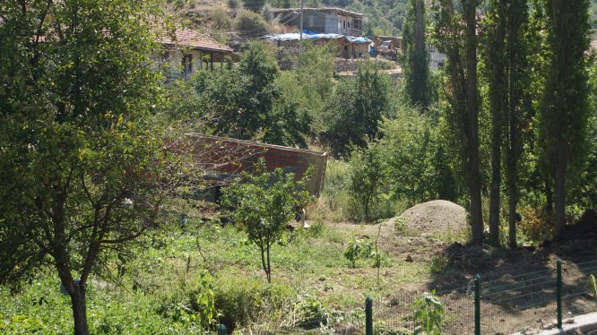 Çubuk'ta iş makinelerinin bahçelere zarar verildiği iddiası