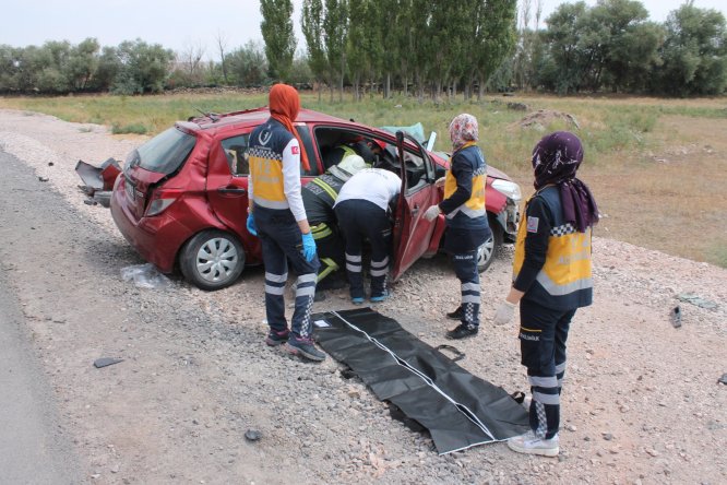 Aksaray'da otomobil elektrik direğine çarptı: 1 ölü