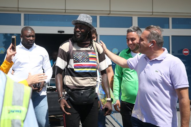 Adebayor Kayseri'ye geldi
