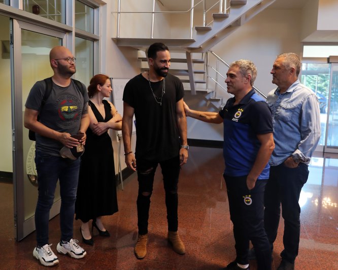 Adil Rami, Ersun Yanal ve ekibiyle tanıştı