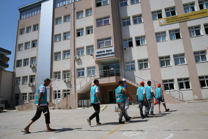 Hükümlüler okulları eğitime hazırlıyor