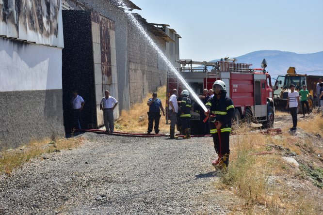 GÜNCELLEME 2 - Kahramanmaraş'ta tekstil deposunda yangın