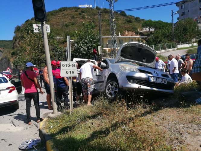 Zonguldak'ta iki otomobil çarpıştı: 6 yaralı