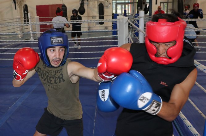 Genç milli boksörler madalyaya odaklandı