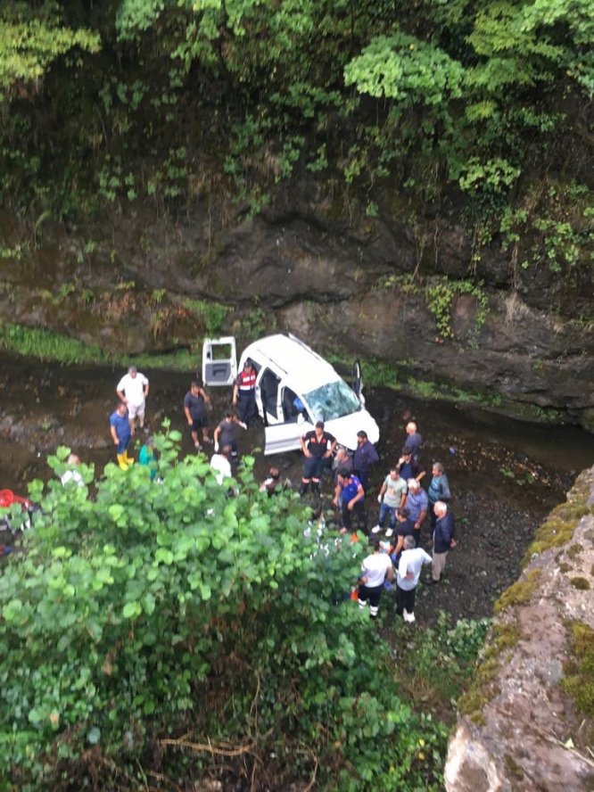 Trabzon'da otomobil dereye yuvarlandı: 2 ölü