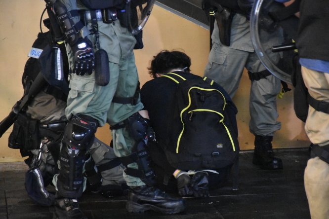 Hong Kong'da polisin göstericilere müdahalesi sürüyor