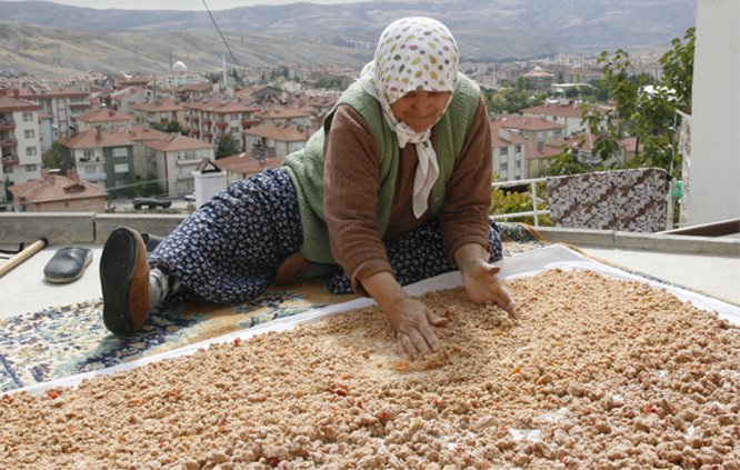 Beypazarı'nda kışlık tarhana ve salça mesaisi