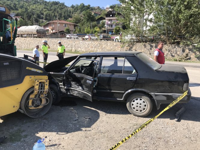 Karabük'te iki otomobil çarpıştı