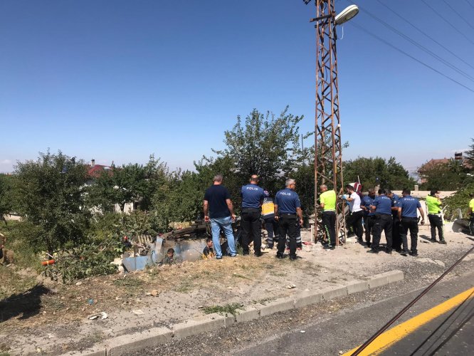GÜNCELLEME - Kayseri'de kanal açma aracı evin üzerine devrildi