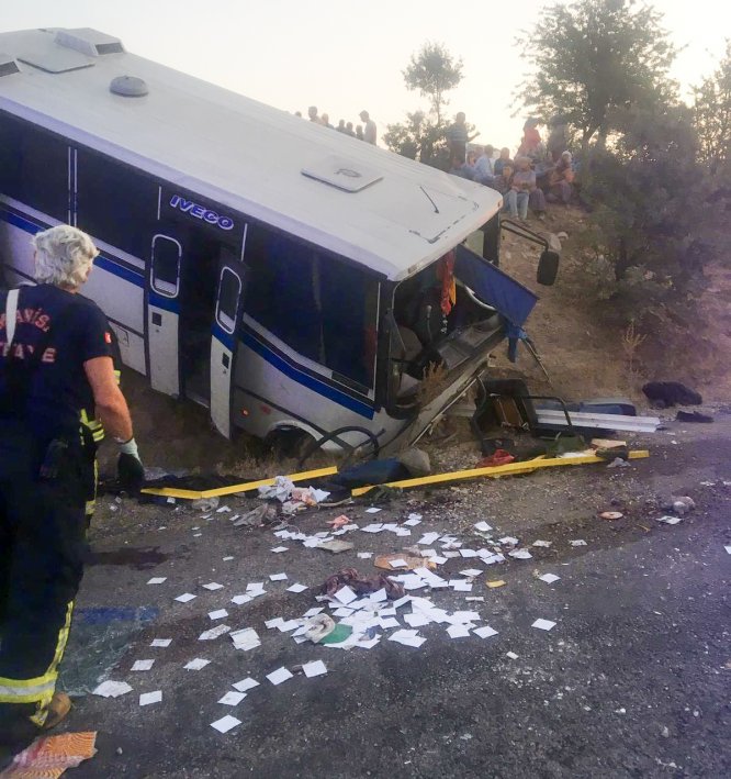 Manisa'da tarım işçilerini taşıyan midibüs şarampole devrildi: 17 yaralı