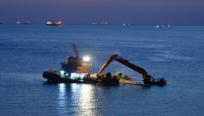 Bozcaada'da su alınca karaya oturtulan gemi