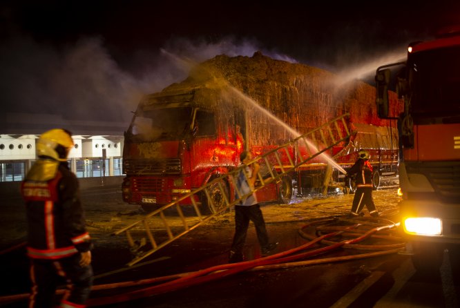 Başkentte saman yüklü kamyon yandı