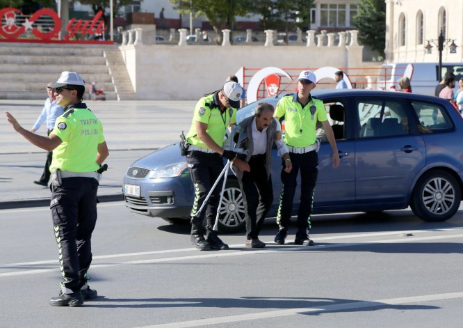 Engelli vatandaşa polislerden yardım eli