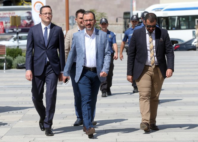 Bakan Kasapoğlu aşure dağıttı