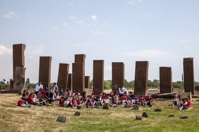 Öğrenciler, Selçuklu Mezarlığı'nda ders başı yaptı