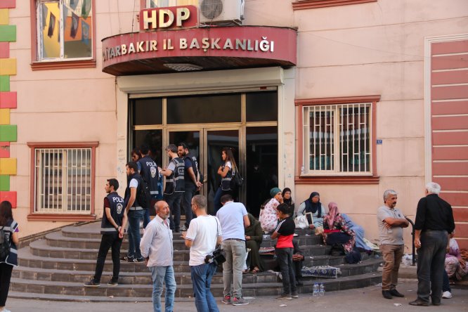 Diyarbakır annelerinin oturma eylemine destek ziyaretleri