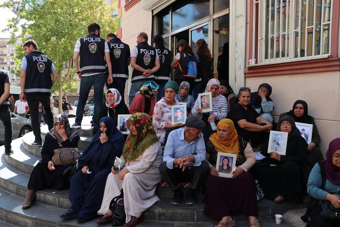 Diyarbakır annelerinin oturma eylemine katılım sürüyor