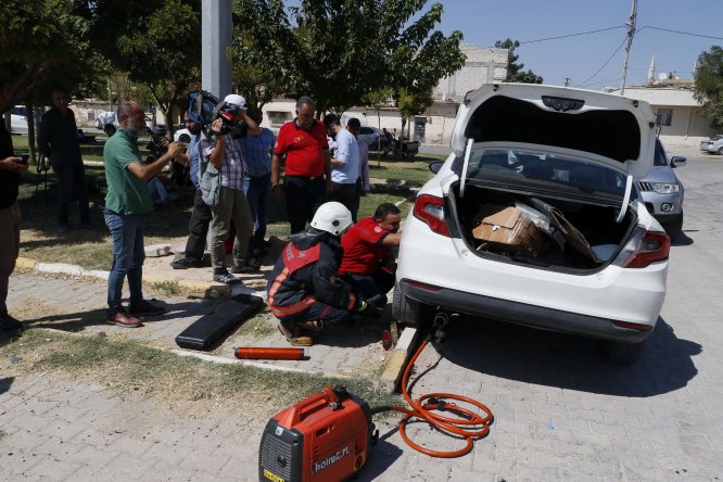 Gazetecilerin otomobiline kedi sıkıştı
