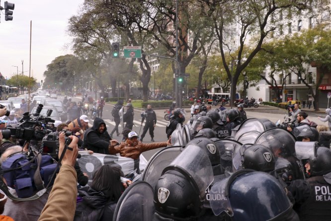 Arjantin'de bakanlık önünde gecelemek isteyen göstericilere müdahale
