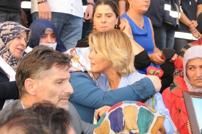 Sanatçılardan Diyarbakır annelerine destek