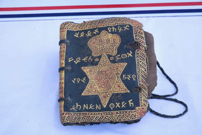 Diyarbakır'da altın işlemeli İncil ile İbranice işlemeli ferman ele geçirildi