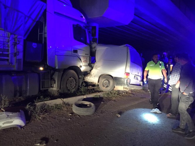 Konya'da minibüs ile tır çarpıştı: 1 ölü