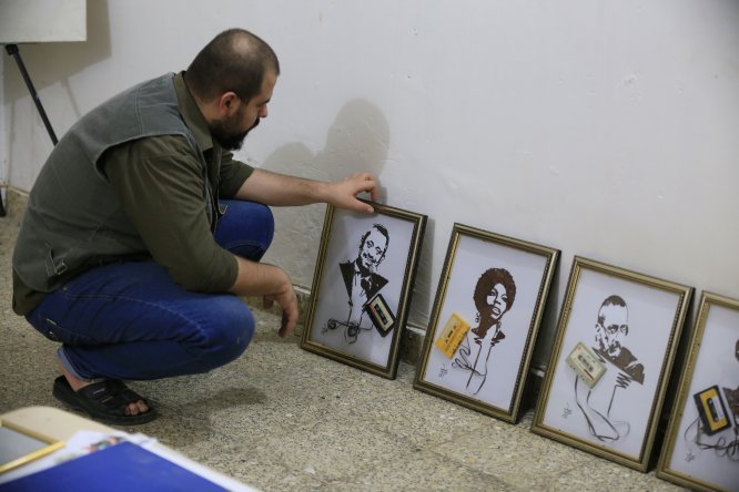 Iraklı genç, kaset bantlarıyla İbrahim Tatlıses dahil birçok sanatçının portresini yapıyor