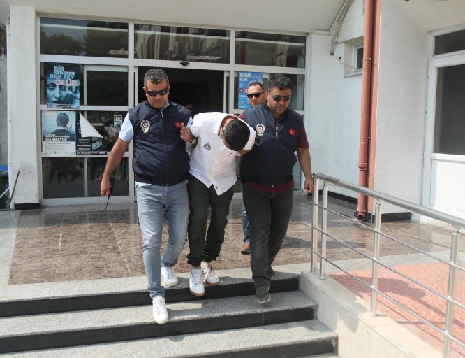 Mersin'de cep telefonu hırsızlığı kamerada