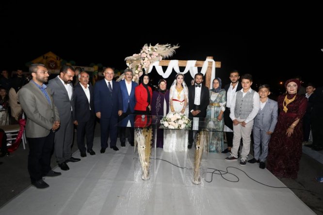 Nikah şekeri yerine fidan dağıttılar