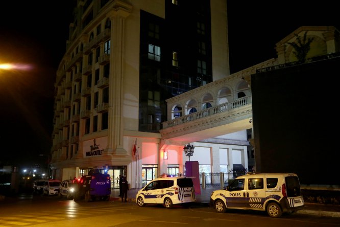 Otomatik silahla AVM kurşunlayan zanlılar gözaltına alındı