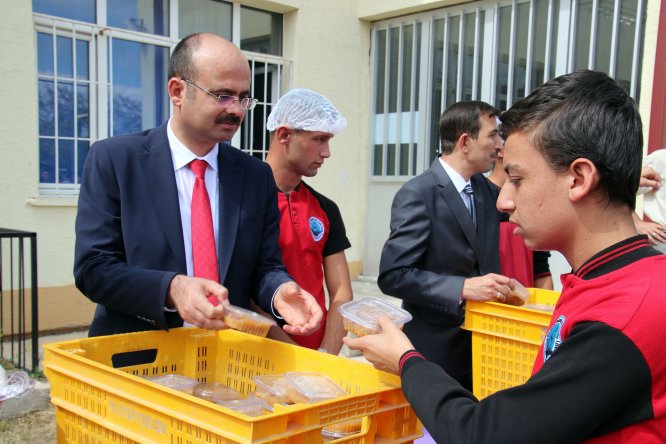 Şarkışla'da öğrencilere aşure ikram edildi