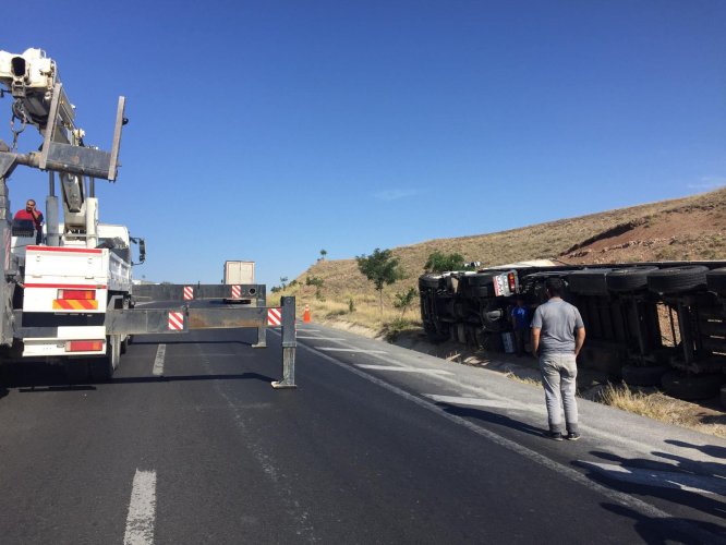 Ankara-Konya yolunda tır devrildi
