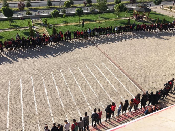 Öğrenciler egzersiz yaparak derse başlıyor