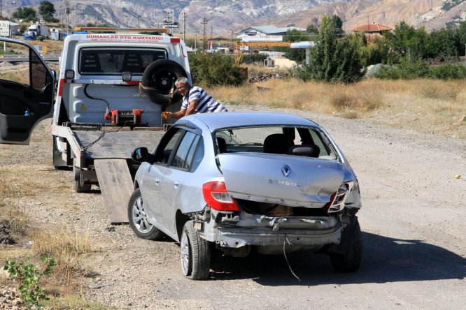 Tır otomobile çarptı: 2 yaralı