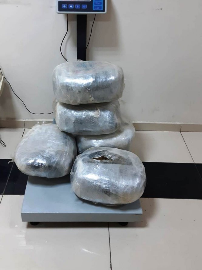 Uyuşturucu zanlıları polis devriyesine takıldı