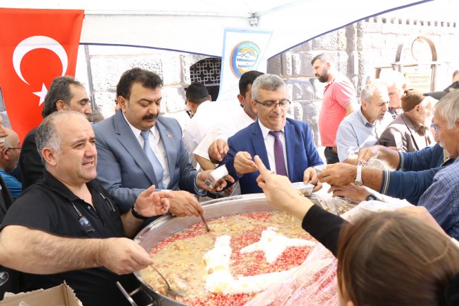 Cuma namazı sonrası aşure ikramı