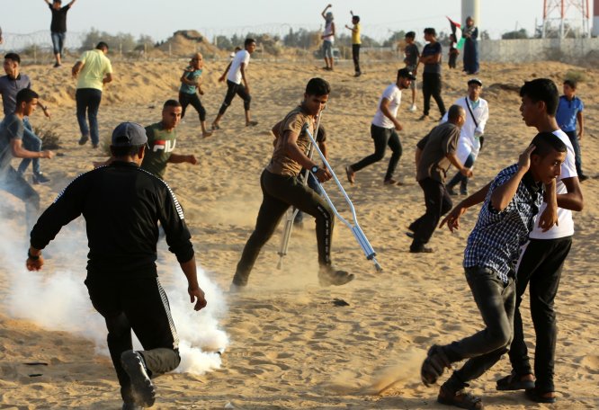 İsrail askerleri Gazze sınırında 74 Filistinliyi yaraladı